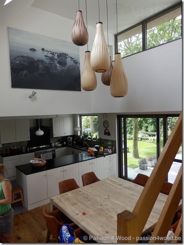5 Rain lampen in 2 houtsoorten in een tros boven eettafel